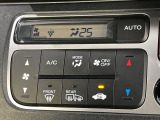 【オートエアコン】一度お好みの温度に設定すれば、車内の温度を検知し風量や温度を自動で調整。暑い&hellip;寒い&hellip;と何度もスイッチ操作をする必要はありません。快適な車内空間には必須の機能ですね♪