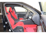 操作性に優れた運転席となります!小物入れや各ボタンの配置にこだわり、使いやすいです!座り心地もよく視認性も良好なのでロングドライブもお任せ下さい!