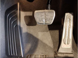 【ペダル】BMWはオルガン式アクセルペダルを採用しています。踏み込む足とペダルが同じ軌跡を描くため、かかとがずれにくく、アクセルコントロールがよりしやすくなるメリットがあります。
