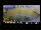 【バックカメラ】運転が苦手な方も車庫入れラクラクです!ギアをリバースに入れれば自動的に切り換わりますので、面倒な操作は不要です♪狭い駐車場もお車を傷つけず安心ですね!