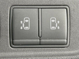 【ハンズフリー機能付き両側パワースライドドア】スライドドアの下に足先を入れてすぐ引くと、自動的にスライドドアが開閉します!荷物で両手がふさがった状態でも、ドアの開閉ができてとっても便利!
