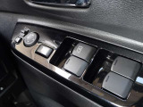 パワーウインドウスイッチ★電動格納機能付きで運転席からドアミラーの角度が調整可能です。電動格納機能付きです♪