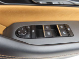 運転席のパワーウインドースイッチ部です。よく触れる場所だからこそ、使用状態があらわれますよね。ぜひこうした所もチェックしてください。