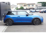 【ショールーム】ショールーム内にも旬の車両を展示し、MINI好きなお客様にとって居心地のよい空間づくりを行っております。