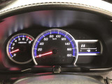 昼間でも見やすいオプティトロンメーターです。運転席前に配置し、フードを低く抑えることで運転中の視界の邪魔にならないので、視界も良好です!