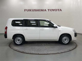 【まるごとクリーニング】シートを取り外し、車内を徹底洗浄。隅々まで丁寧に仕上げています。
