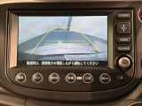 リバースギアに入れるだけで後方の表示へ切り替わります。夜間や雨の日の駐車も楽になりますよ。