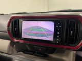 バックカメラがしっかり映るので、後ろが見やすく安心して駐車できます。お子さまの送り迎えや買い物でも心強いポイントです。