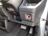 横滑りを防ぐVSAなどのスイッチは、運転席の右側、手の届きやすい位置にあります。