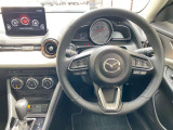 【運転席インテリアデザイン】左右対称のインテリアデザインでドライバーを包み込み運転に集中できるように設計されています。
