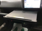 車内での仕事や食事の際に便利なインパネテーブル!A4サイズのノートパソコンやお弁当などが置けます。最大重量10kgのものまで置くことができます。