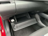 車検証入れなど、いろいろな物が収納できます。