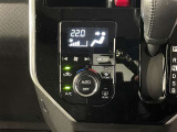 【オートエアコン】一度お好みの温度に設定すれば、車内の温度を検知し風量や温度を自動で調整してくれます。