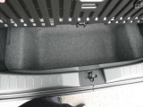 たっぷりの荷物もしっかり積める奥行きある荷室。ラゲッジアンダーボックスを使えば、高さのある物も積み込めます。買い物やレジャーで荷物が多くなるときも、後方の視界を遮らないので安全に運転できますね。