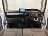 【前方視界】開放的な前方視界!運転がしやすく疲れにくいです♪窓が大きく、見通しがとっても良いおクルマですよ♪