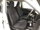 腰から背中をしっかり支える構造で、長時間の運転でも身体への負担が小さいフロントシート!乗り降りも頻繁に行われることを考慮し、着座ポイントも高めに設定。毎日の運転も快適です!
