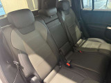 メルセデスのシートは少し硬めになっております。長時間の運転の際、適度な反発があることでお尻や腰の負担を減らす効果が御座います。