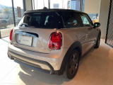 かわいいテールのデザインはほかの車にはない魅力があります。ひと目で&ldquo;MINI&rdquo;とわかるデザインはアナタを虜にしてしまうかもしれません