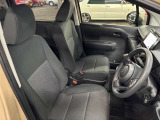 運転席の画像です。足元やシートまわりに余裕があり、リラックスした姿勢で運転が可能です。視界も良好で操作系へのアクセスもしやすく、快適で安心感のあるドライブをサポートします。