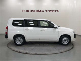 【まるごとクリーニング】シートを取り外し、車内を徹底洗浄。隅々まで丁寧に仕上げています。