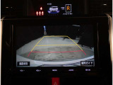 バックモニター付き。駐車の際のサポートとなり、必須アイテムのひとつですよね。それでも、バックする際は必ずご自身の目で確認をしてください。