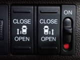 運転席からもスライドドアをボタン操作でスピーディーに開閉できます!またスマートキーでも操作できるので便利です。