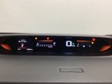 デジタル表示のスピードメーターとタコメーターを大きく配した見やすいメーター部になっています。左側のインフォメーション画面でオドメーターや燃費などの情報を確認できます。
