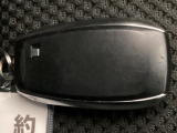 【キーレス】平日の買い物も休日のレジャーも、これ一つで驚くほど身軽に。バッグに忍ばせておくだけで、いつでもスムーズに愛車へアクセスできる、現代のドライブに欠かせない相棒です。