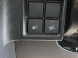 シートヒーターが運転席だけでなく助手席側にも付いています 運転者と別のスイッチなので、助手席側だけ温めることもできます 助手席の方にも優しく嬉しい装備です