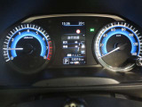 かっこいいメーター内のディスプレイには、車両情報や燃費情報、走行可能距離などの運転をサポートしてくれる便利な情報が!
