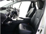 高いホールド性で運転姿勢が安定します。長距離ドライブでも疲れにくいのが魅力です。快適なドライビングライフをお送りください♪