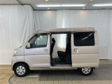 両側 スライドドア付きだから、狭い駐車スペースなどでの荷物の載せ降ろしや 乗り降りがラクラク!