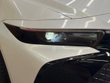 【LEDヘッドライト】悪天候や夜間走行時も良好な視界を確保し安心して運転できる高輝度LEDヘッドライトを装備!点灯速度が早く、消費電力も抑えられています。