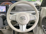 インテリアに合わせたデザインのステアリングは、運転される方のことも考え、運転しやすい形状、大きさです。是非一度、実際に触ってお確かめください。