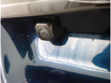バックカメラが付いているので後方確認が非常にしやすいです。今や運転初心者も熟練者も必須装備!ついていて損はないですね♪