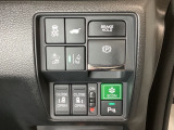 両側電動スライドドアは運転席から操作ができるよう、操作スイッチが付いています。Hondaセンシング用のVSA(ABS+TCS+横滑り抑制)解除と路外逸脱抑制機能などのオンオフスイッチも装備しています。