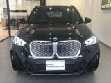 【BMWの伝統-1】BMWの特徴的な&ldquo;キドニーグリル&rdquo;は、80年以上続く伝統の形でございます。変わらないこだわりのデザインが、プレミアムブランド&ldquo;BMW&rdquo;を創り出します。