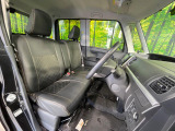 運転席まわりには十分なスペースがあり、大柄な方でもゆったり運転していただける環境です。