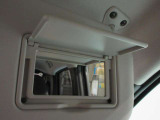 運転席側と助手席側にバニティミラーついていますちょっとした身だしなみが確認できます。
