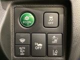 Hondaセンシング用の、VSA(ABS+TCS+横滑り抑制)解除とレーンキープアシストシステムのメインスイッチなどはハンドルの右側に装備しています。燃費に役立つECONボタンもここです。