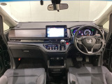 車内は光触媒抗菌消臭施工済です。インパネ周りはスタイリッシュなデザインです。グローブボックスやカップホルダーのほかにトレーなどたくさんの収納スペースが付いています。