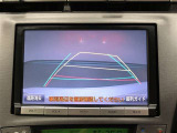 【バックガイドモニター】後方の映像をナビ画面に表示するだけでなく、ステアリング操作に連動して動くガイド線も同時に表示!予想進路の確認をしながら後退できるので便利です!