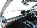 ★助手席周辺★豊富な収納BOXがあり,いつもすっきりとした車内!ほしい場所にちょうど良い収納を備えています。大きなフロントガラスによって見晴らしも良く快適な座り心地となっております!