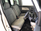 運転席の座面高さを調整できるシートリフターが付いています。フロントシートはベンチシートを採用で、座面も広く使い勝手もいいですよ♪