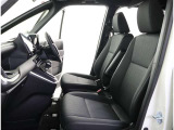 高いホールド性で運転姿勢が安定します。長距離ドライブでも疲れにくいのが魅力です。快適なドライビングライフをお送りください♪