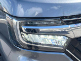 【LEDヘッドライト】悪天候や夜間走行時も良好な視界を確保し安心して運転できる高輝度LEDヘッドライトを装備!点灯速度が早く、消費電力も抑えられています。