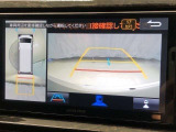車の全周囲の画像が表示されます。運転席から見づらい個所なども、上空から見たような映像で確認できます。映像のきりかえも出来、後方確認だけでなく大変便利な機能です。