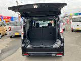 バックドアは上開き跳ね上げ式で、開口も広め!スムーズな荷物の出し入れでアウトドアも楽しくなりそう♪