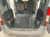 後席背もたれを倒せばちょっと大きめの荷物や長いものを積みたい時に便利です。