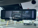 【 デジタルインナーミラー 】車両後方カメラの映像をミラーに映すことが出来ます! そのため、後席に人や荷物があって後方が見えづらい場合でもしっかり視界を確保することが出来ます!//